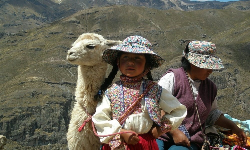 Peru-Andes-llama-People