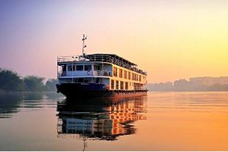 RV-Rajmahal-boat-India