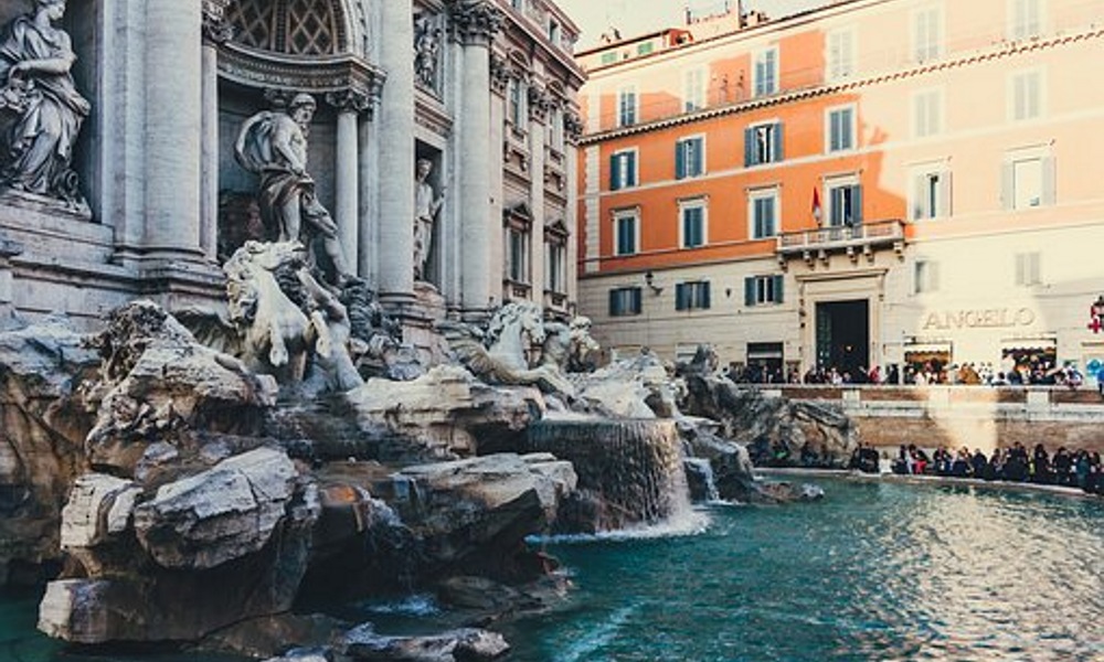 Trevi-fountain-Rome-Italy
