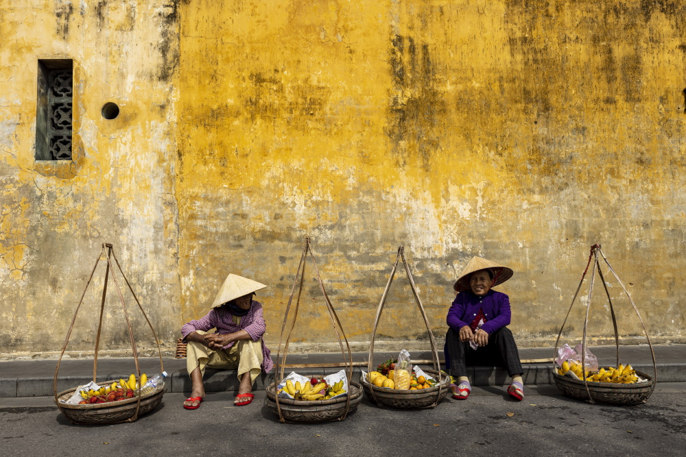 Old-Woman-from-Vietnam-selling-fruits-in-streets-of-Hoi-An