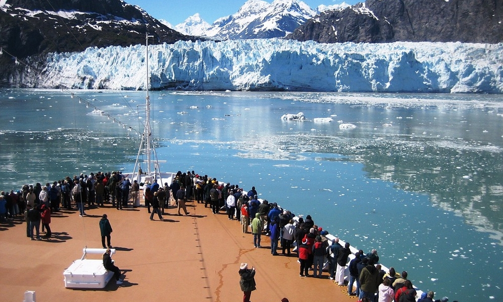 Glacier-Bay-Alaska-cruise-ship-sightseeing